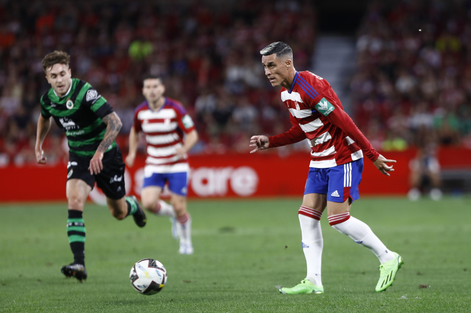 Callejón jugó ante el Racing acompañado por Arezo.