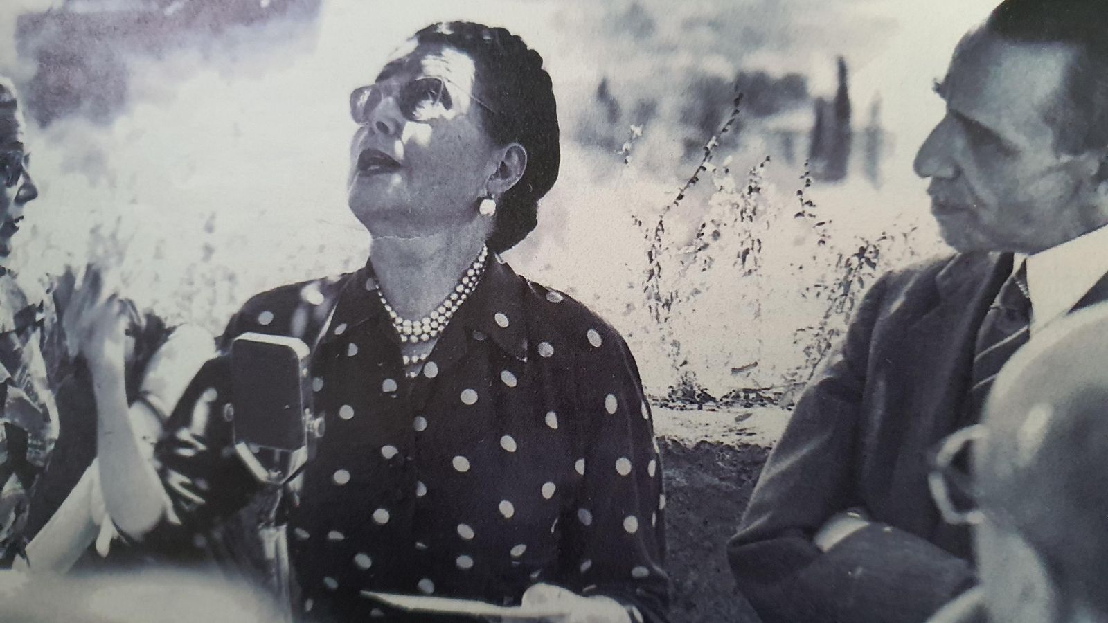 Carmen de Icaza, hija del poeta, y Antonio Gallego Burín, entonces alcalde de Granada, en la colocación de la placa en la Alhambra.