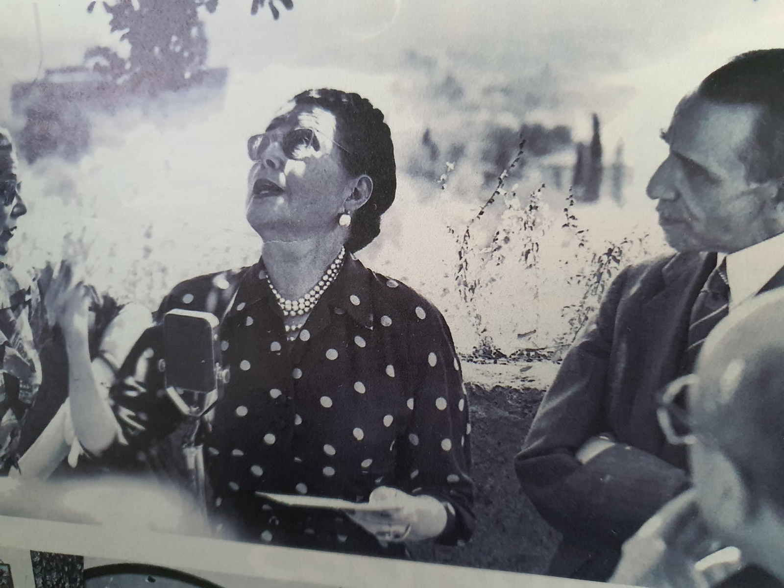 Carmen de Icaza, hija del poeta, y Antonio Gallego Burín, entonces alcalde de Granada, en la colocación de la placa en la Alhambra.