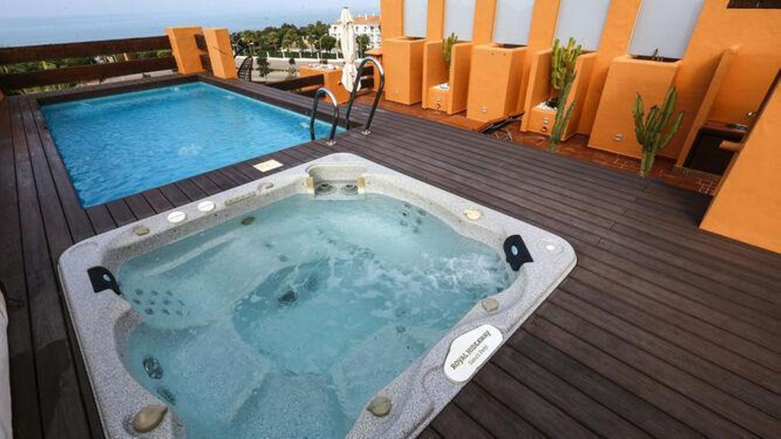 La piscina y el jacuzzi privados, con vistas al mar.