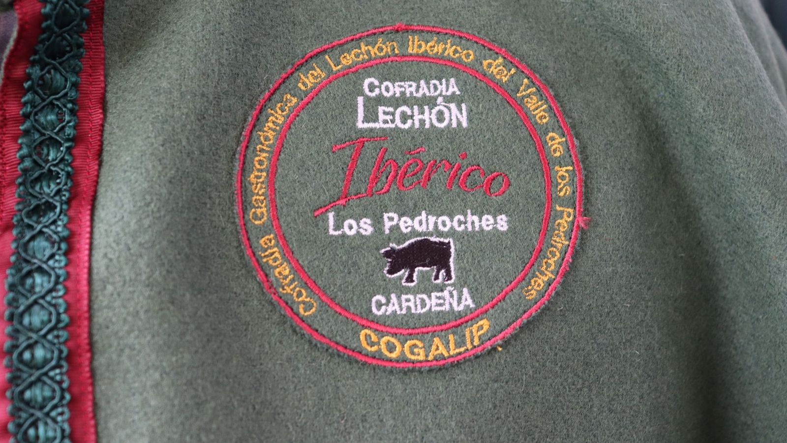 Detalle de la insignia de la Cofradía del Lechón Ibérico de Los Pedroches