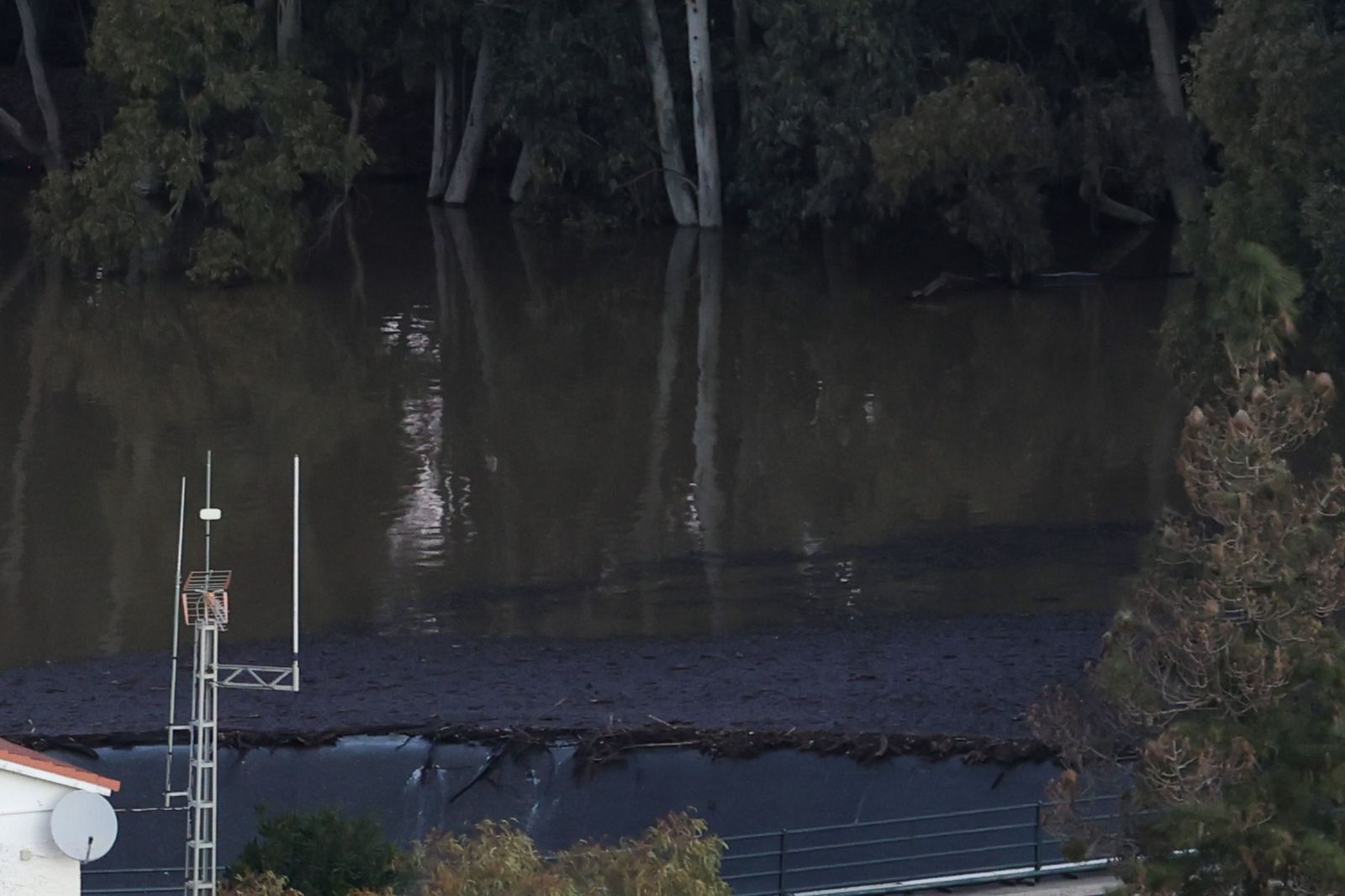 Fotos del desembalse del pantano de Guadarranque, al límite de su capacidad