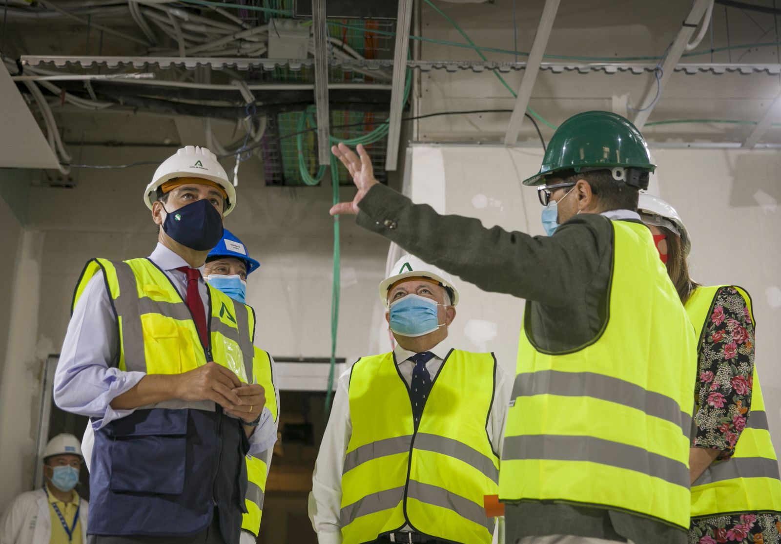 Juanma Moreno y Jesús Aguirre, en el hospital de Osuna.