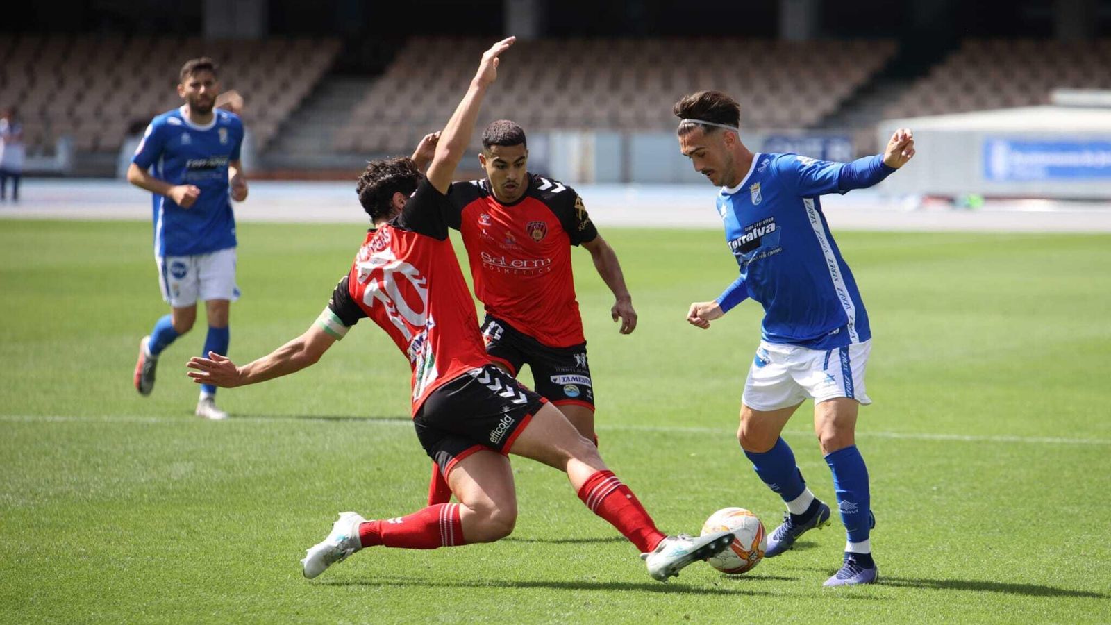 Salva Vega se tira al suelo para evitar un avance de Joselillo.