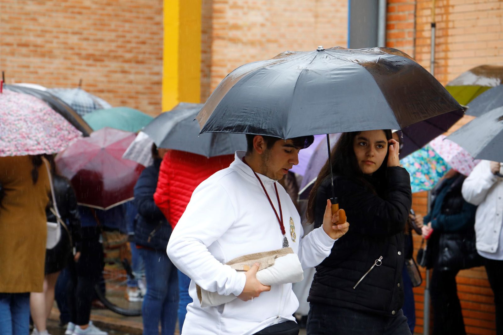 La lluvia frustra la salida de la hermandad de la Estrella el Lunes Santo, en imágenes