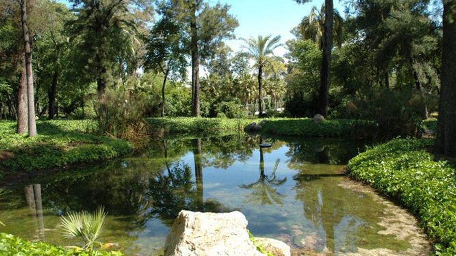 Imagen del jardín cuando sus lagos y riachuelos tenían agua, en una imagen de archivo.