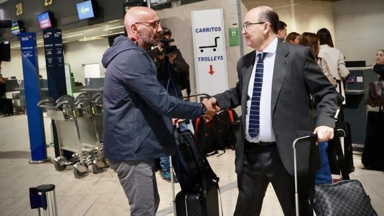 Monchi saluda a José Castro en el aeropuerto antes de embarcar hacia Turín.