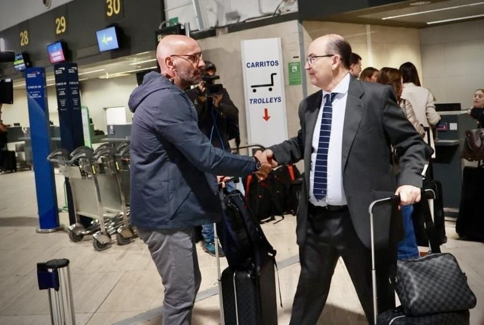 Monchi saluda a José Castro en el aeropuerto antes de embarcar hacia Turín.