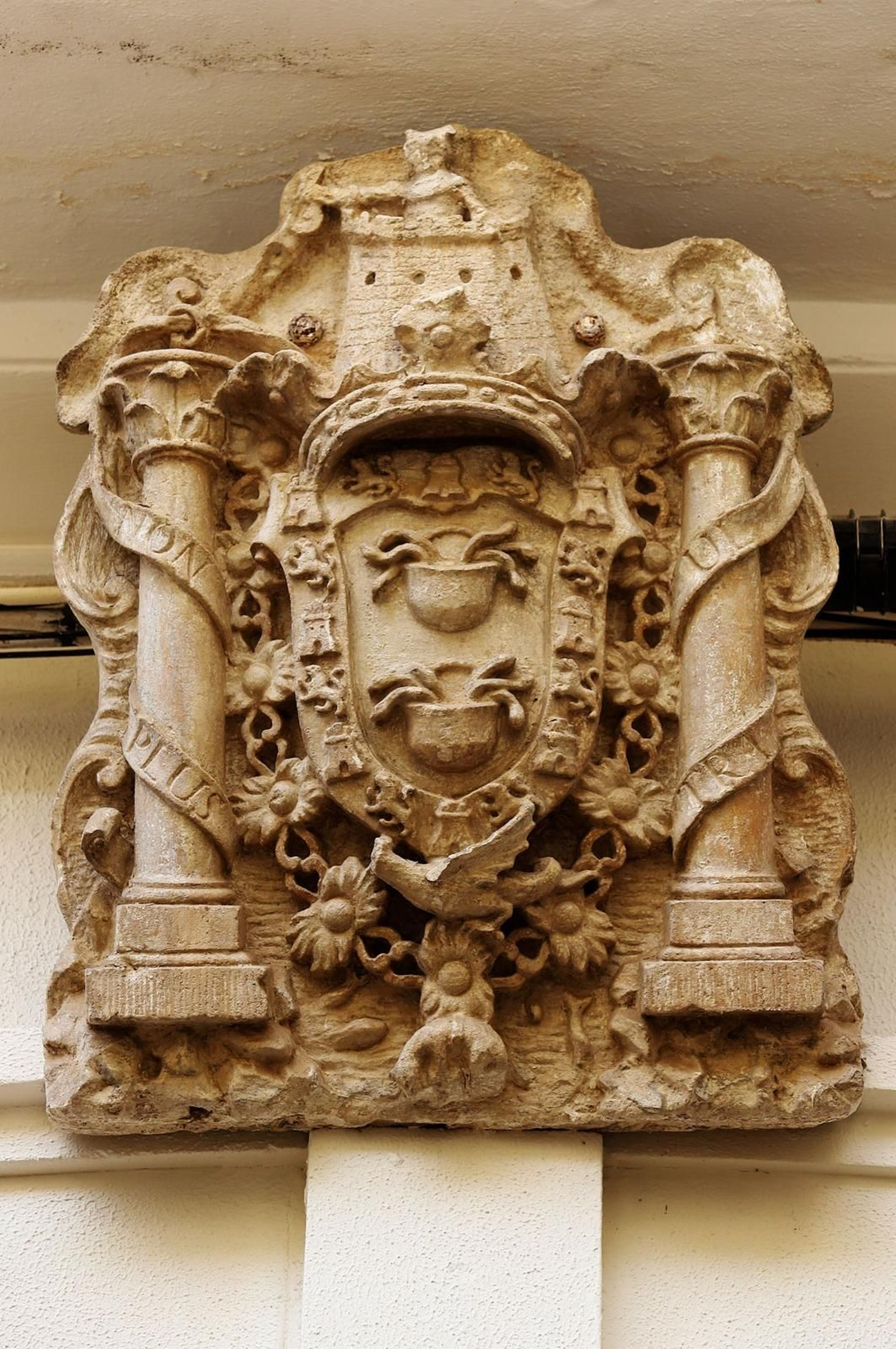 Escudo de la casa de los Guzmán en su palacio de Huelva.
