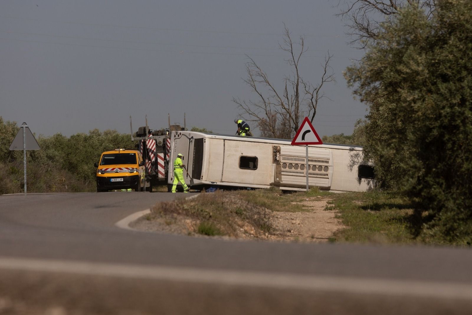 El autobús, cruzado en la carretera.