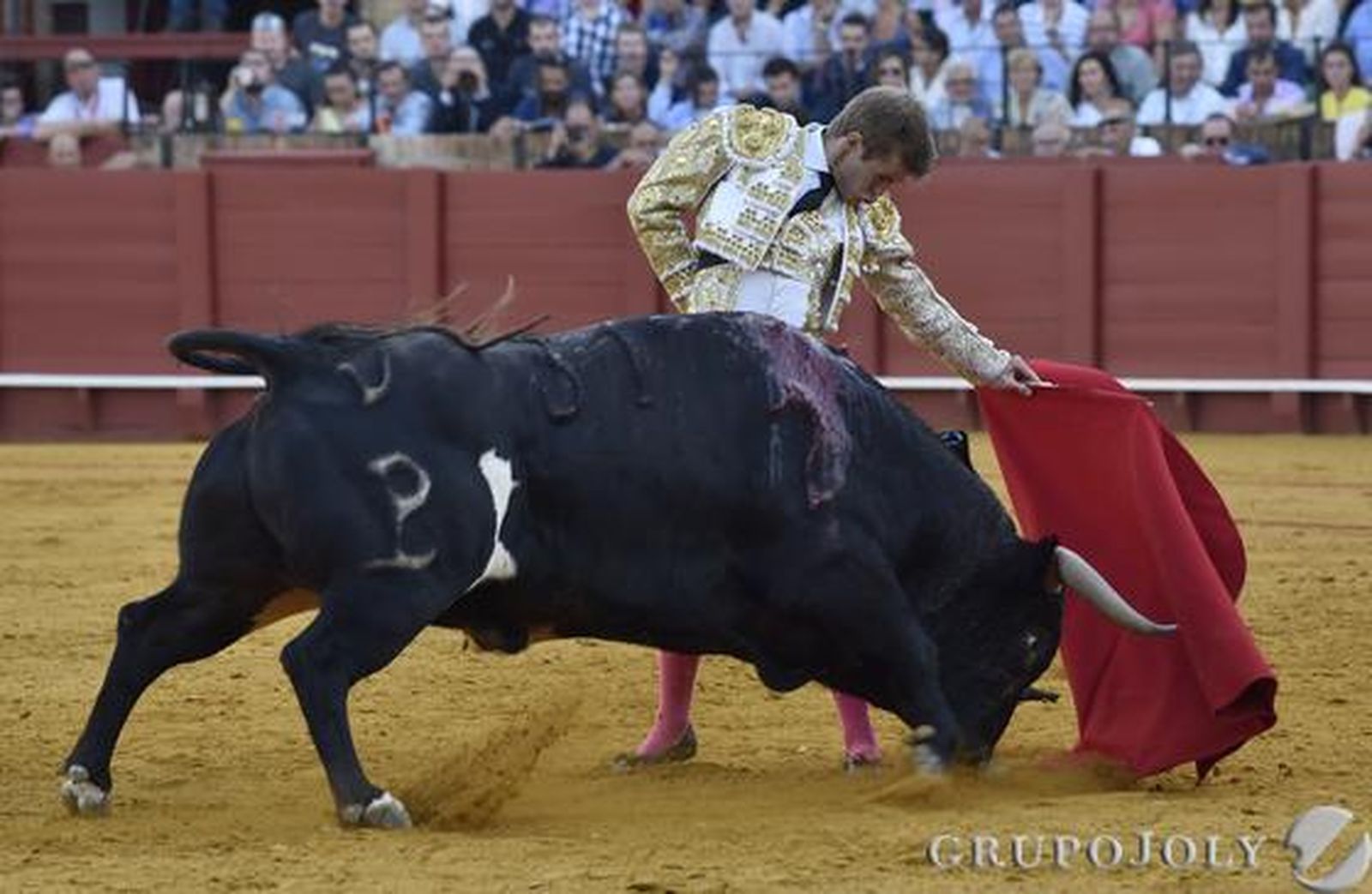 Javier Jiménez en el tercer toro./ Juan Carlos Vázquez