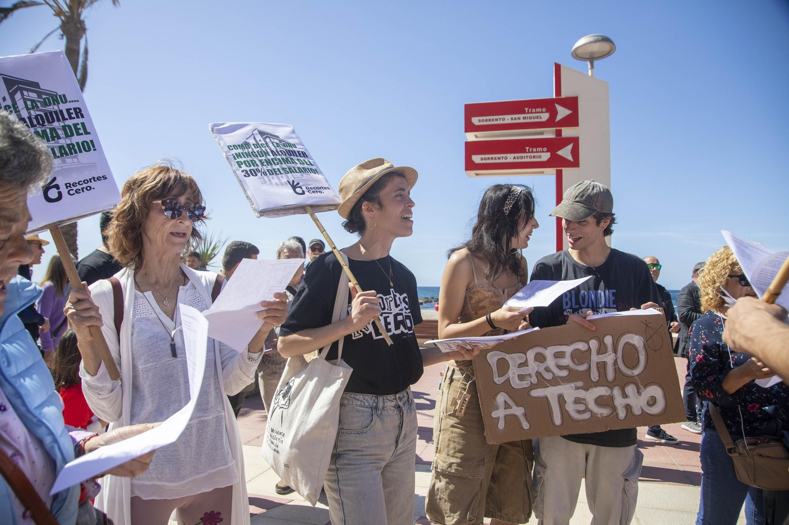 Imágenes de la manifestación en contra del negocio de la vivienda en Almería