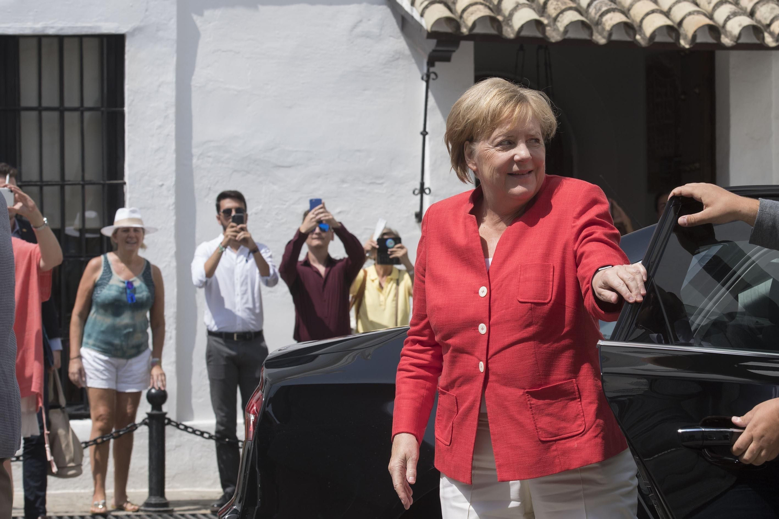 Vecinos fotografían a Angela Merkel a su llegada a Sanlúcar. Vecinos fotografían a Angela Merkel a su llegada a Sanlúcar.