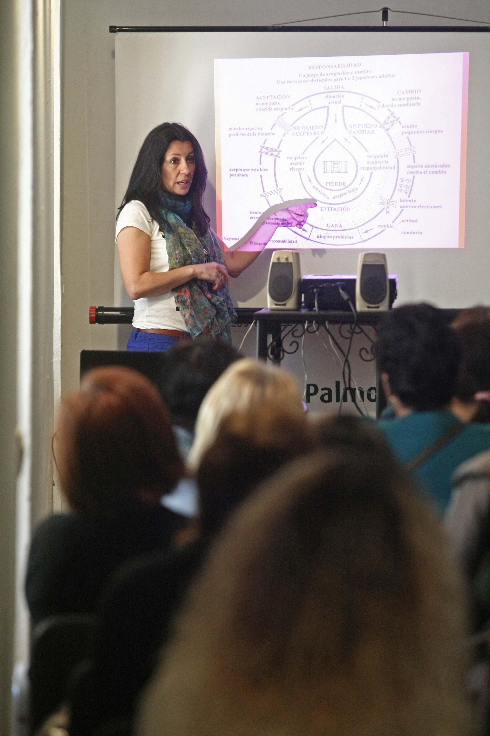 La psicóloga Inmaculada Rey durante su exposición.