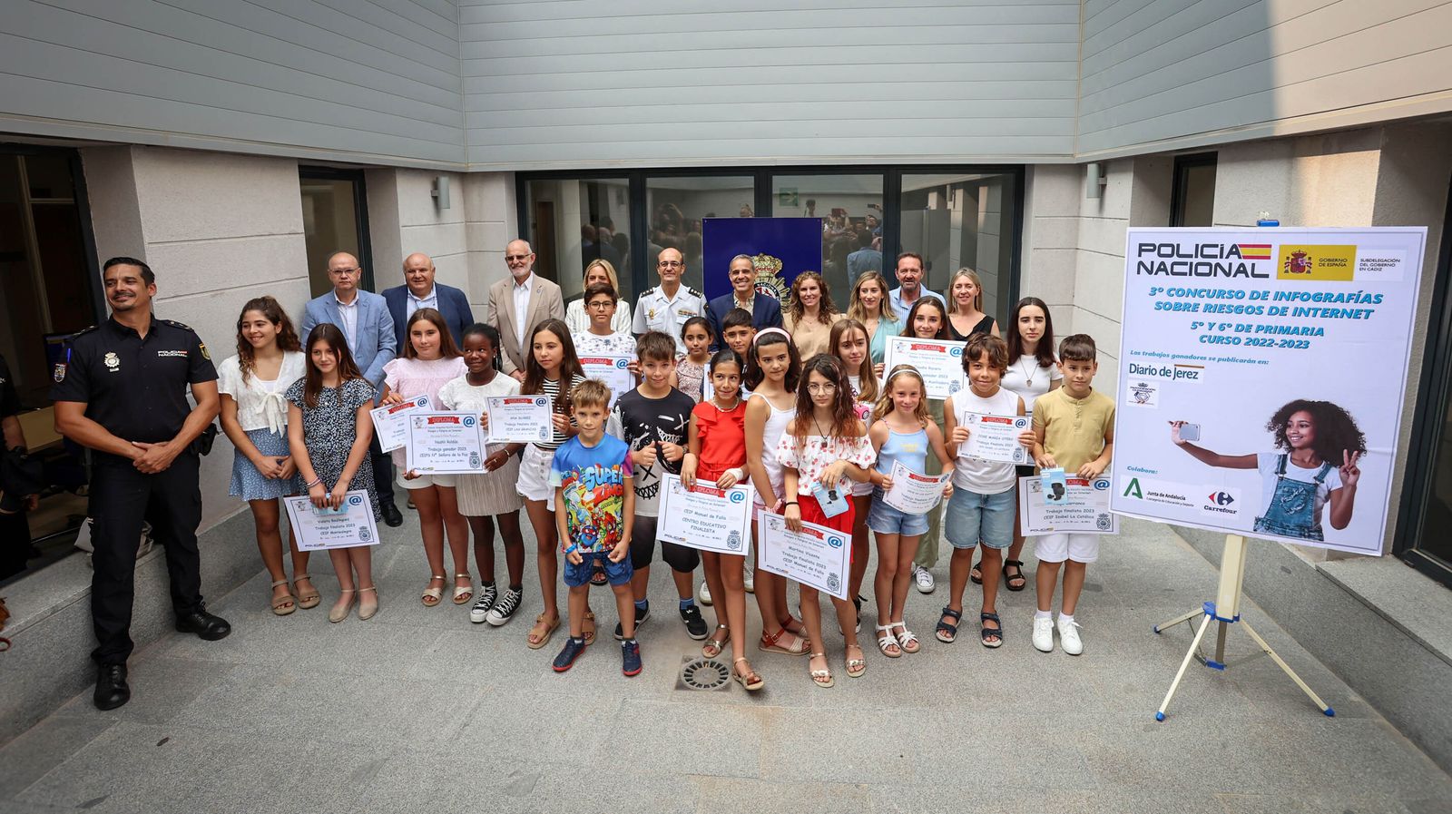 La policía entrega los 3º Premios de Infografías Sobre el Riesgo de Internet a escolares de Jerez