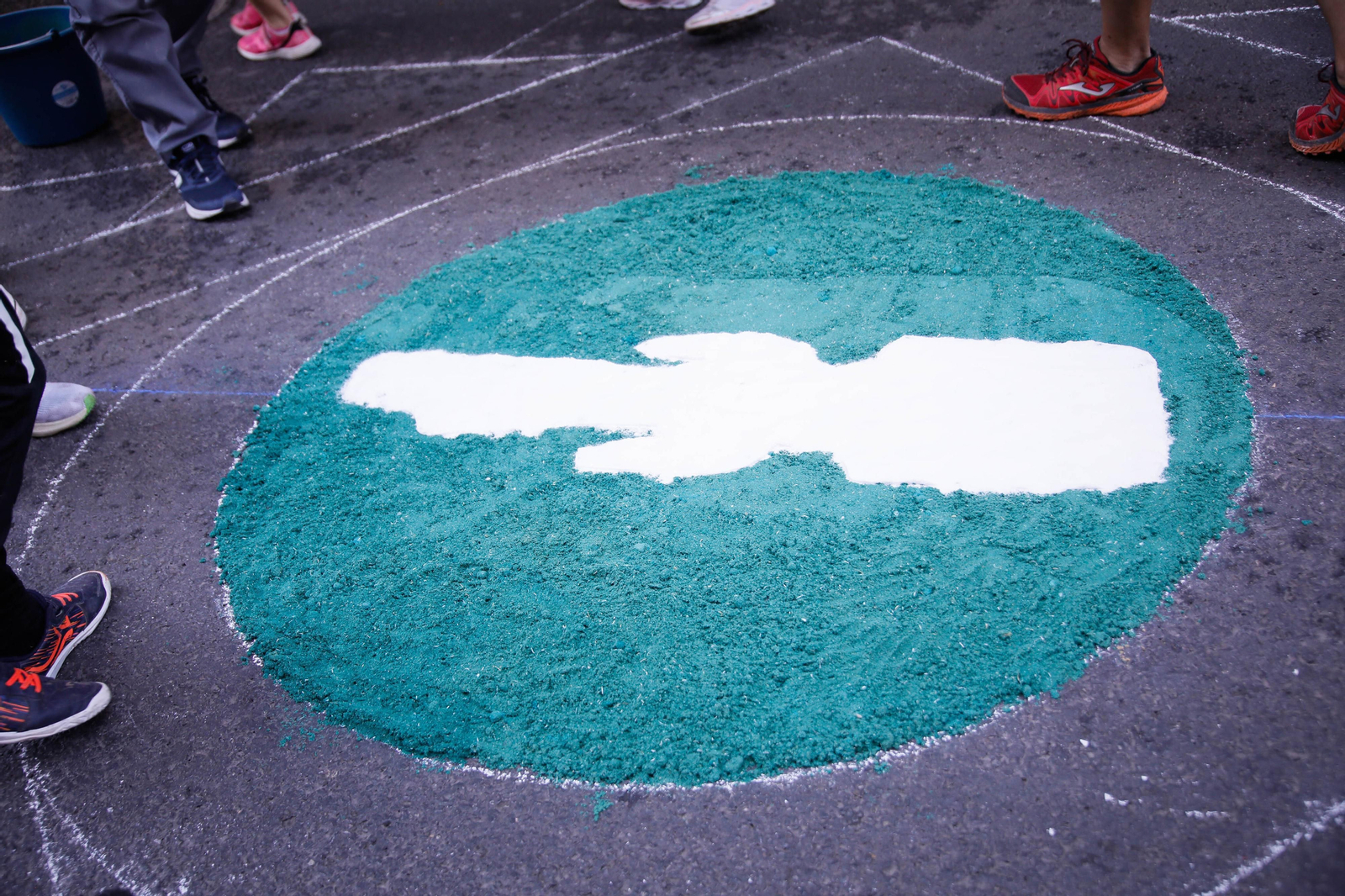 Así es la alfombra de serrín de 60 metros en el Paseo de Almería, en imágenes.