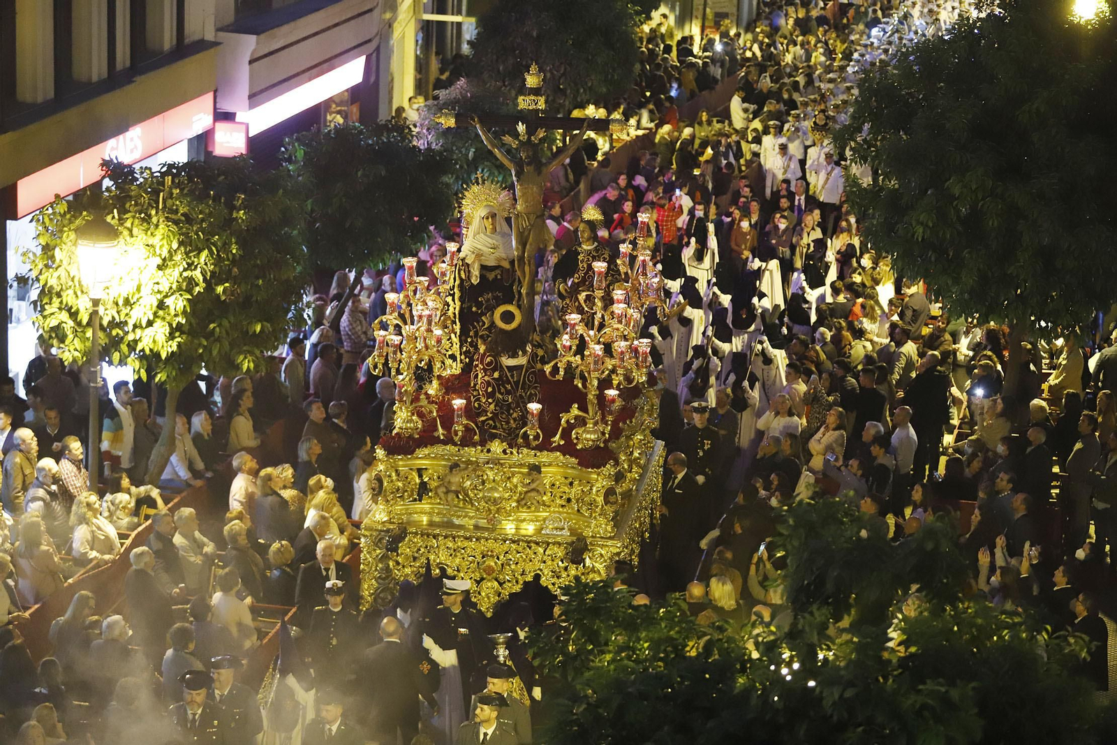 Imágenes de la estación de penitencia de la Hermandad de La Esperanza de Huelva