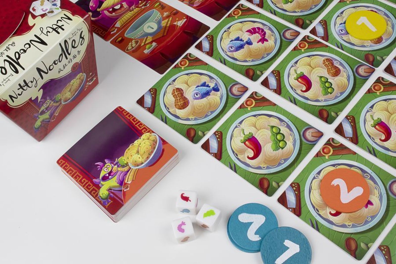 Tablero y fichas de Nutty Noodles, el juego de mesa para que los niños comprendan las intolerancias y alergias alimentarias.