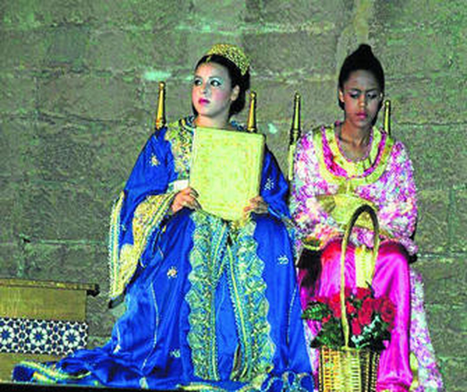 Dos de las actrices de reparto de la obra 'Layla y el Majnún'.