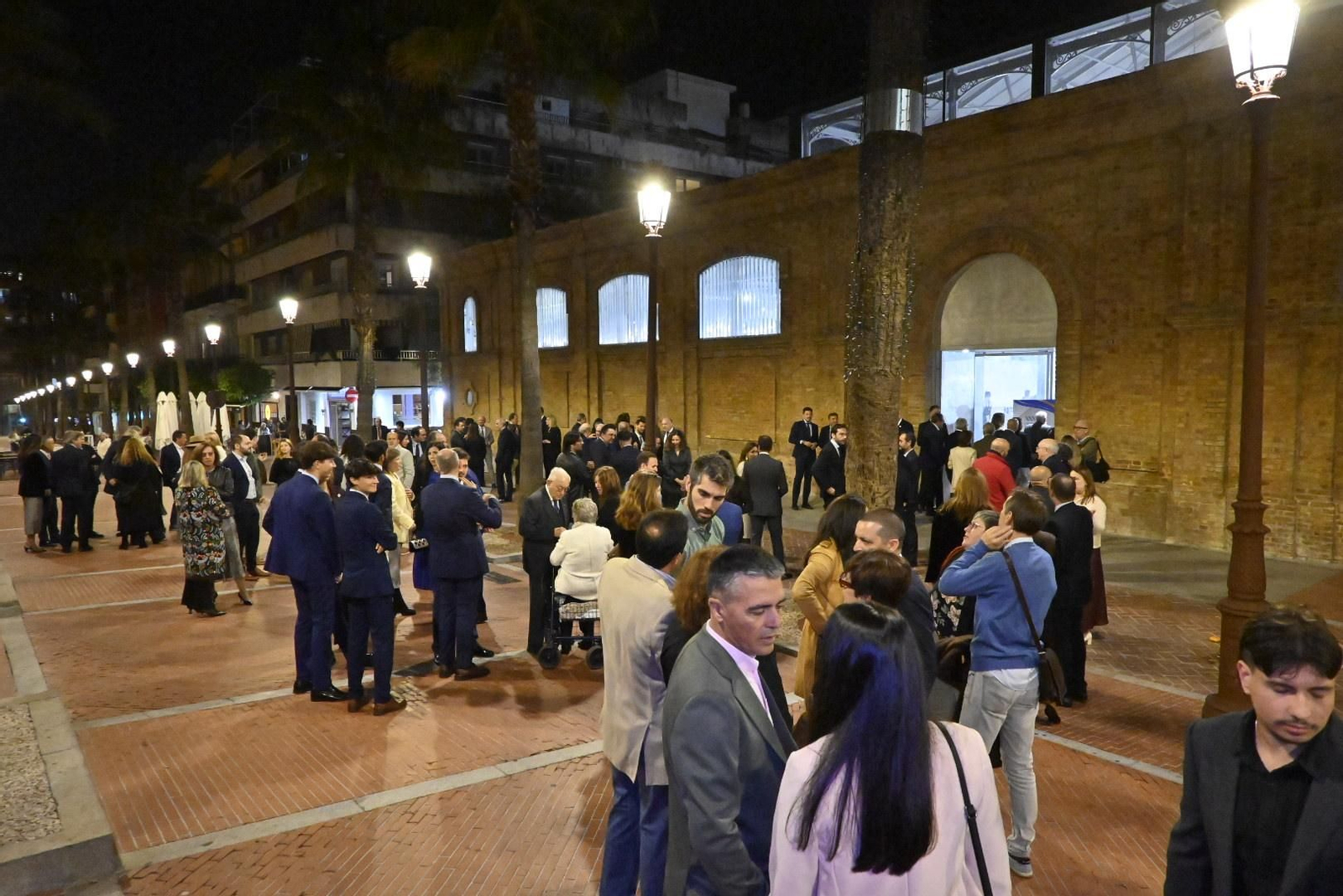 Imágenes de los invitados a la gala de los  37 premios Onubenses del Año