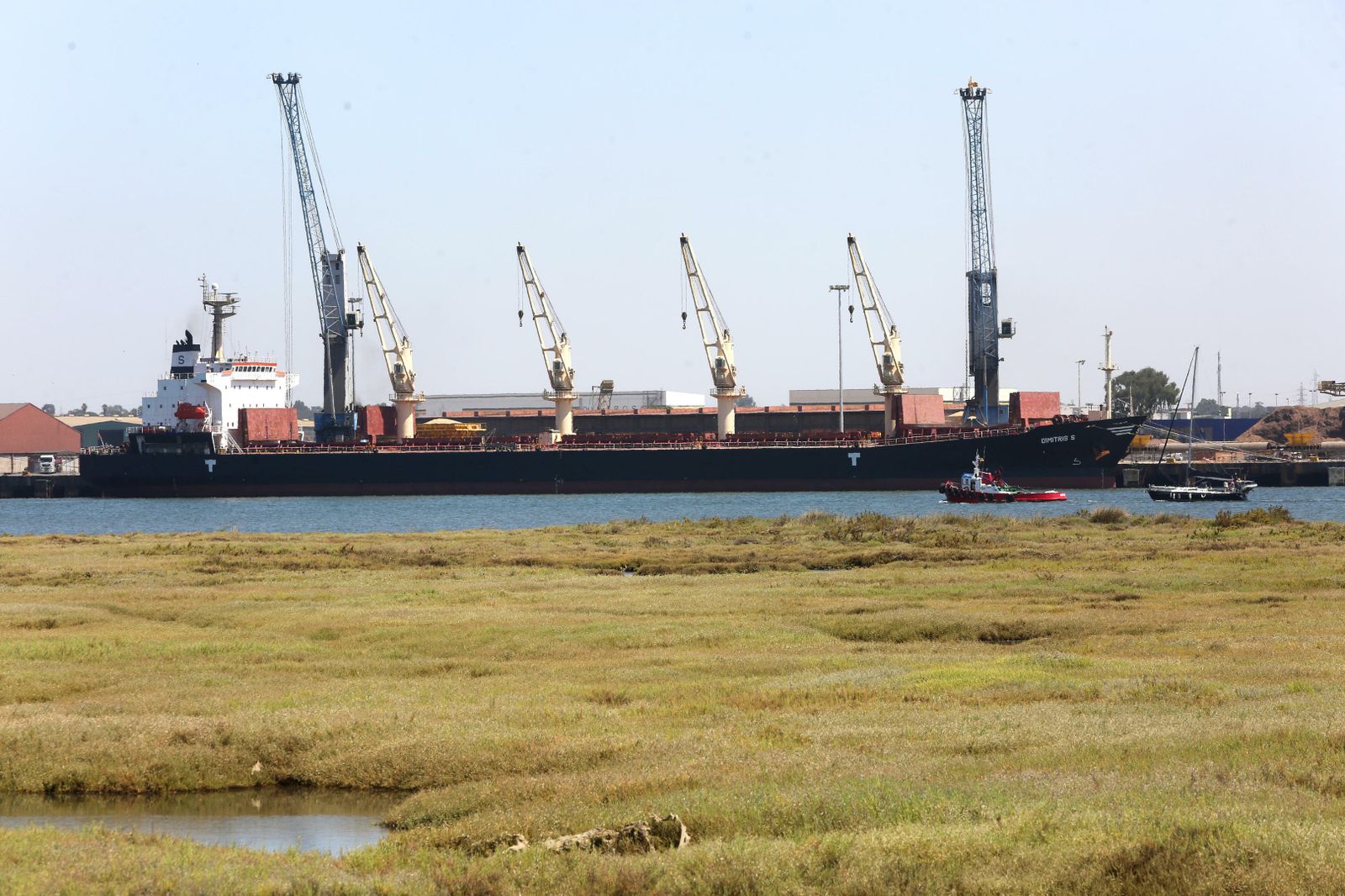Un barco amarrado al Muelle Ingeniero Juan Gonzalo.