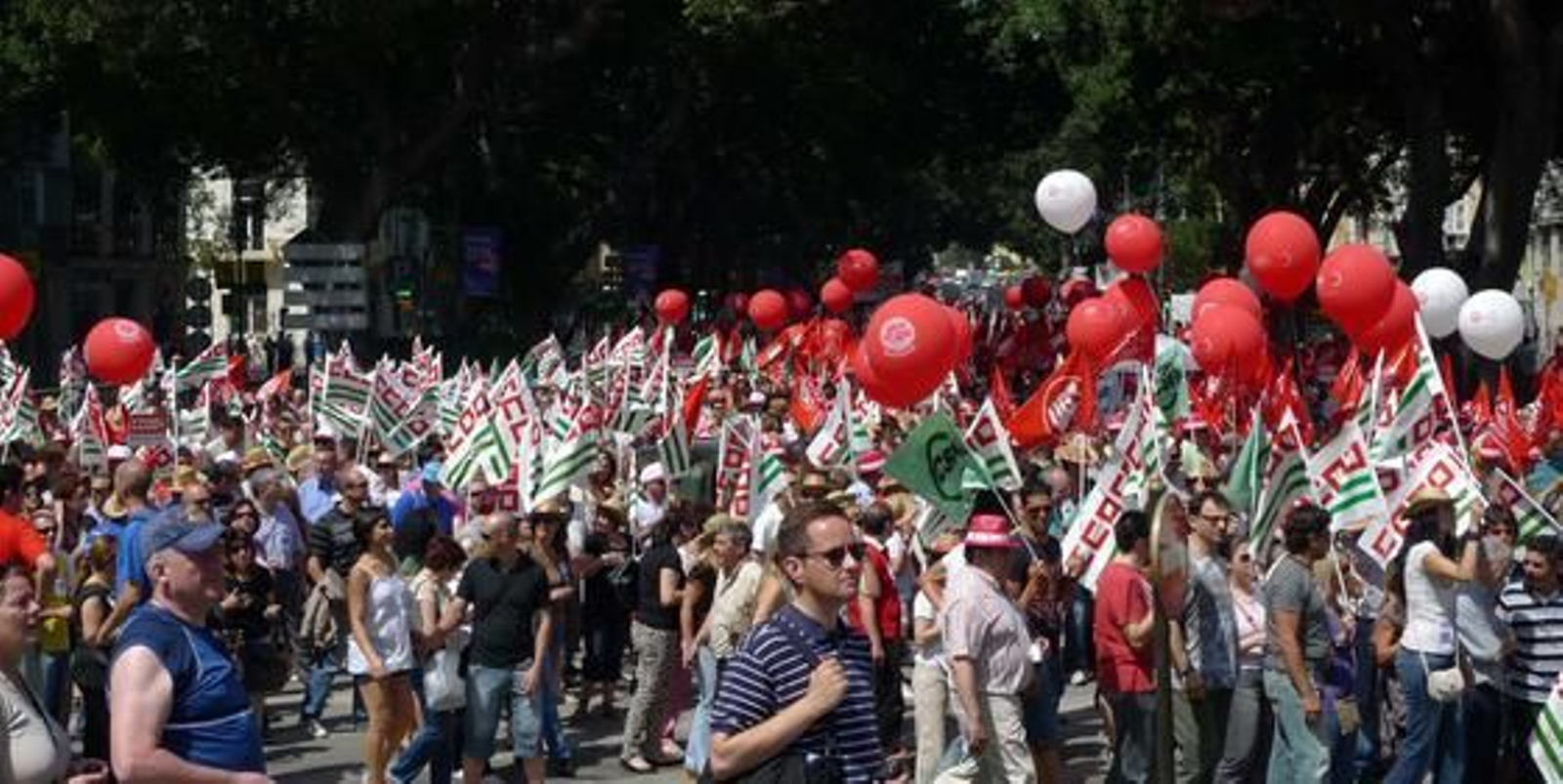 Huelga de funcionarios celebrada en Málaga contra el reajuste salarial impuesto por el Gobierno.


Foto: J.A.N.