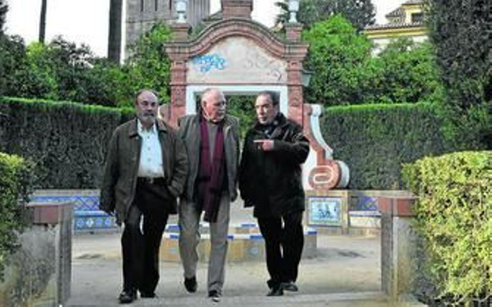 De izquierda a derecha, Francisco Acosta, Fernando Soto y Eduardo Saborido, el pasado viernes en los Jardines de Murillo.