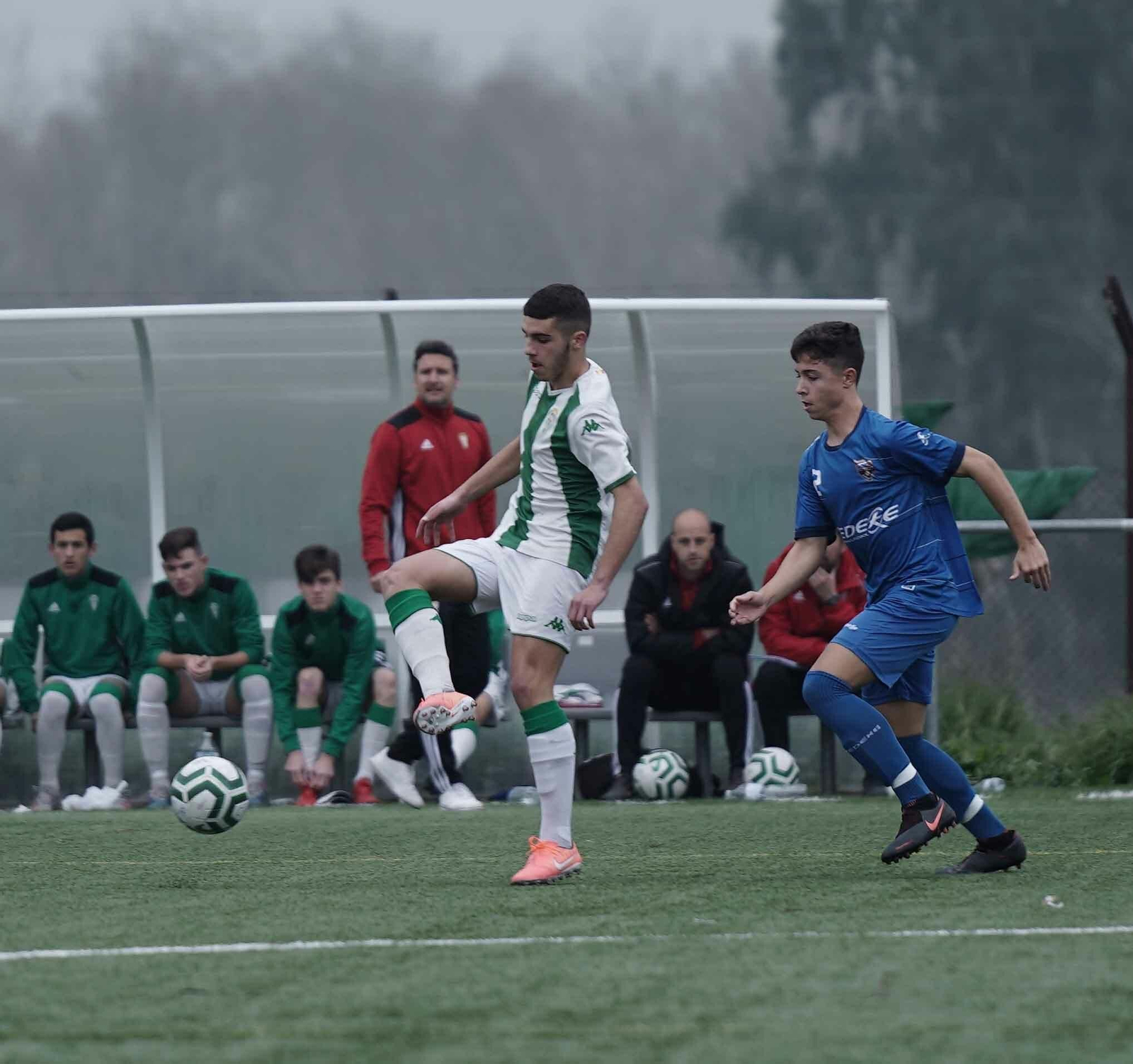 Un jugador del Córdoba trata de pasar el esférico en presencia de un rival del Puerto Malagueño.