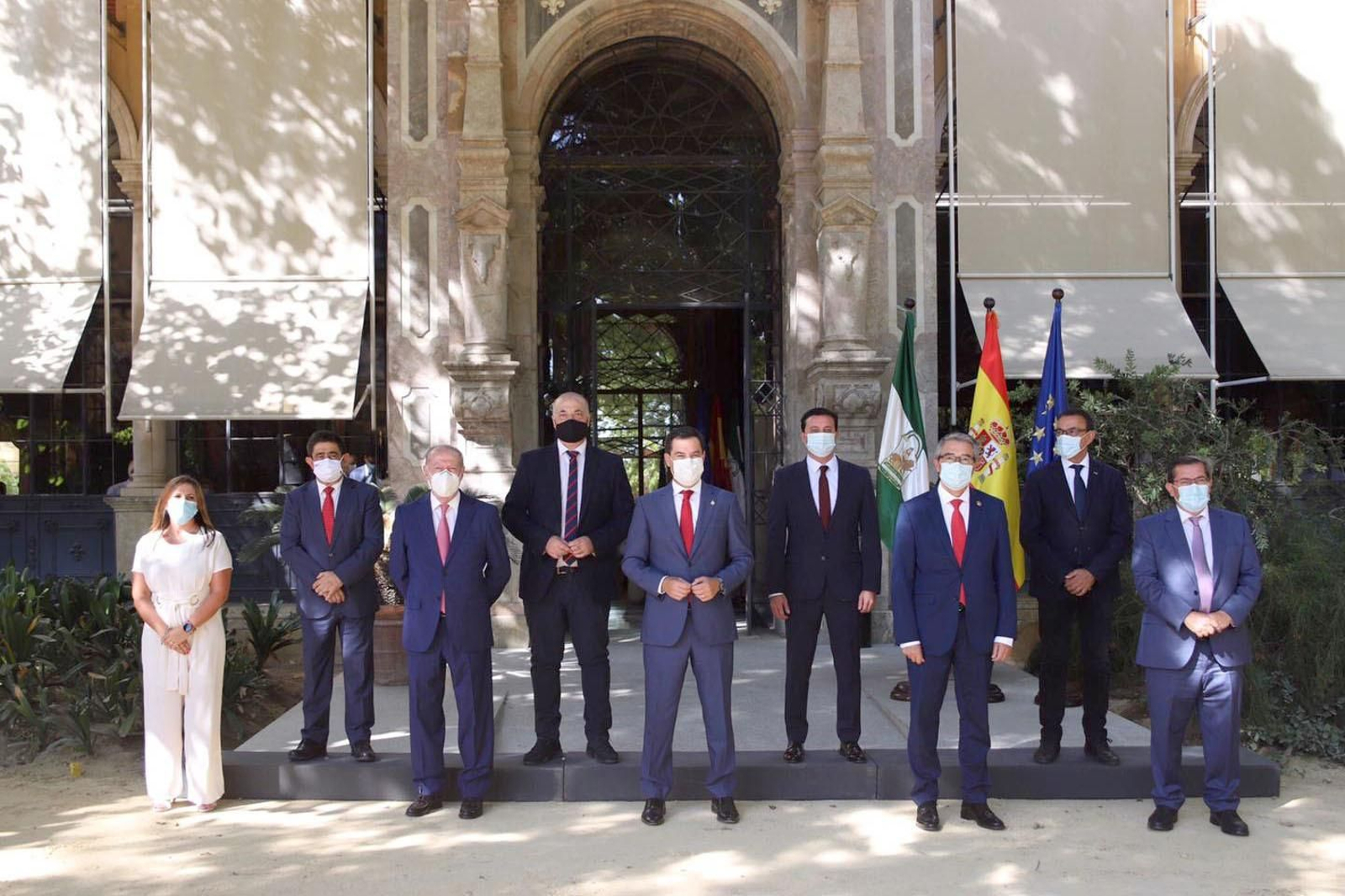 Foto de la reunión de los presidentes de las diputaciones con Juanma Moreno.