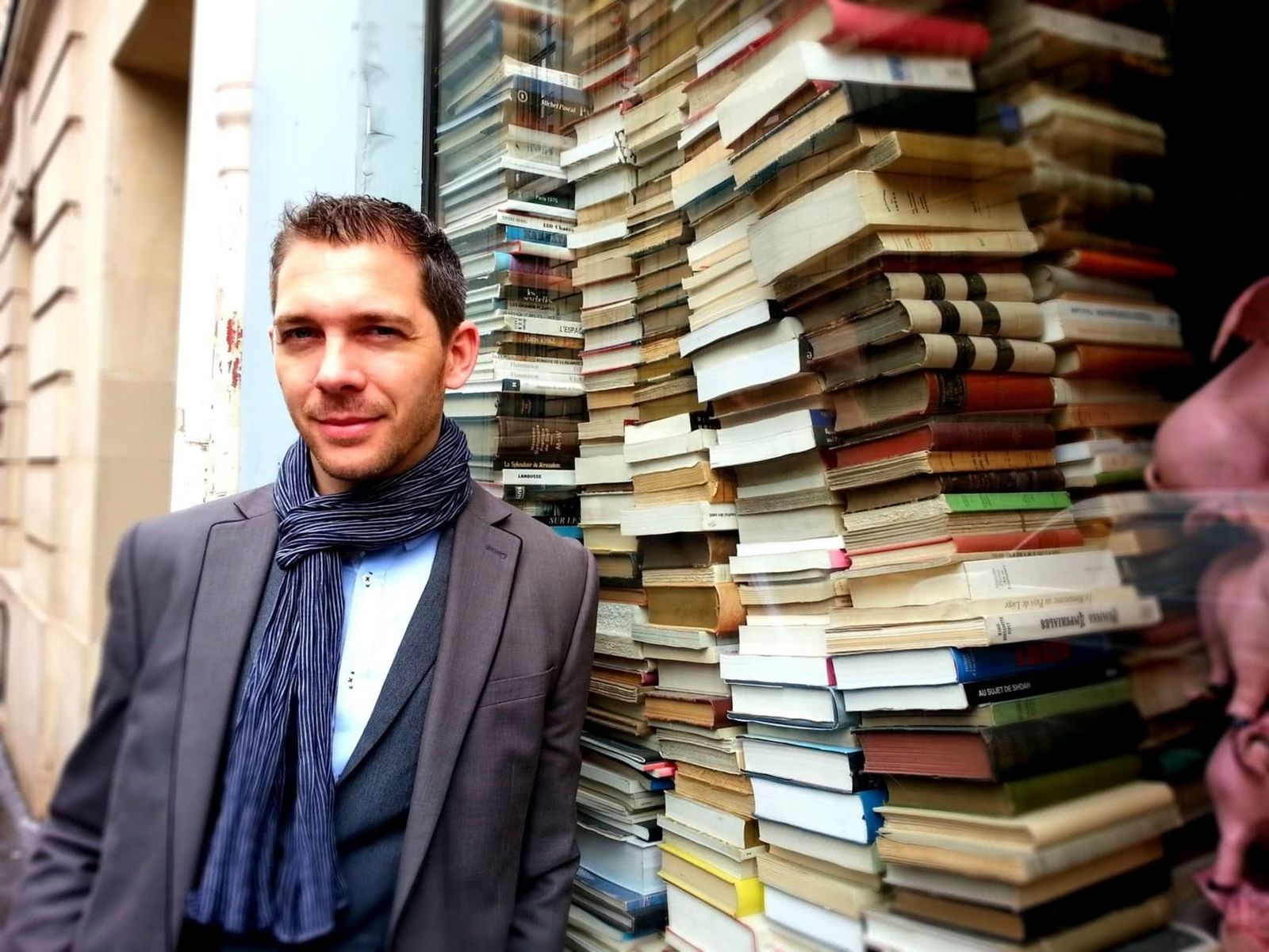 Romain Puértolas ha vivido en París, Brighton, Barcelona y Madrid hasta afincarse en Málaga.