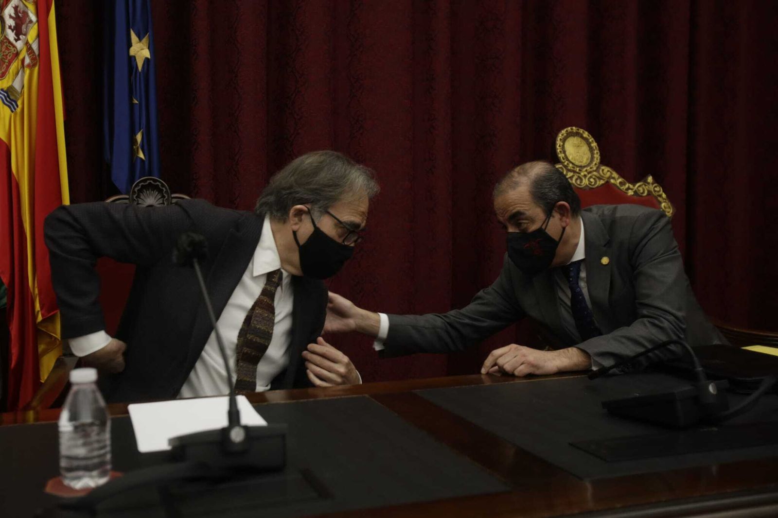 El ministro Joan Subirats habla con el rector Miguel Ángel Castro.