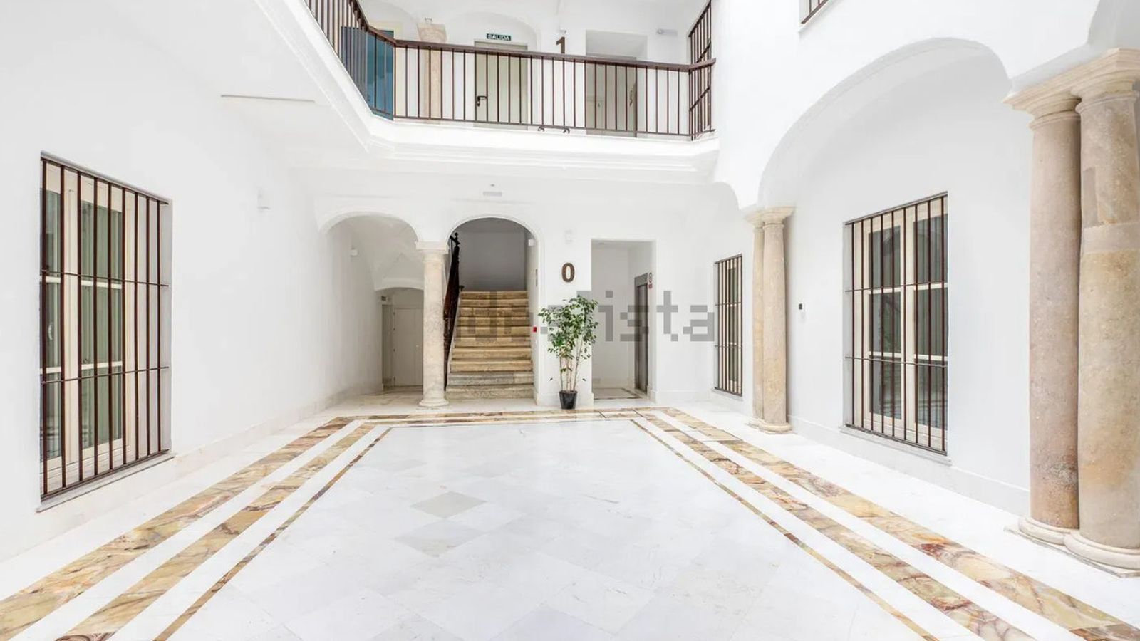 Patio interior donde se distribuyen las viviendas