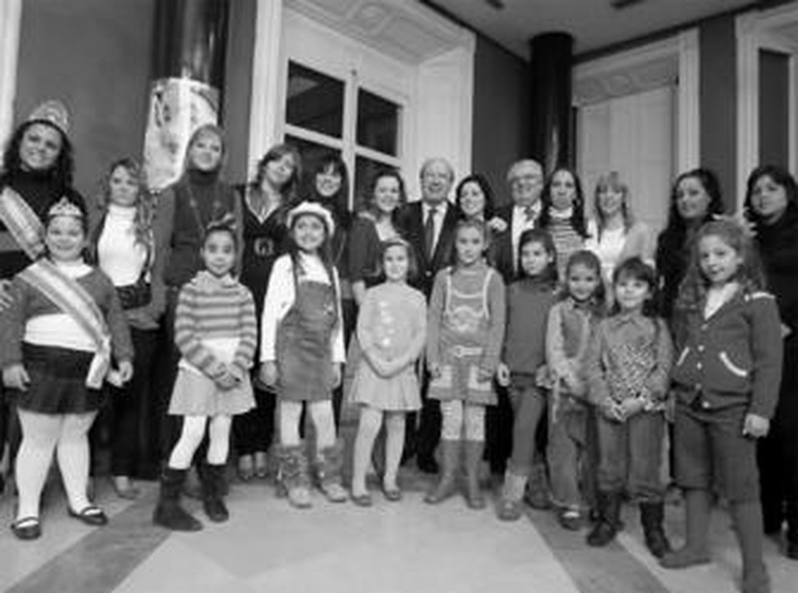 Las choqueras de 2007 y las damas aspirantes posan junto al alcalde y el presidente de la Fopac.