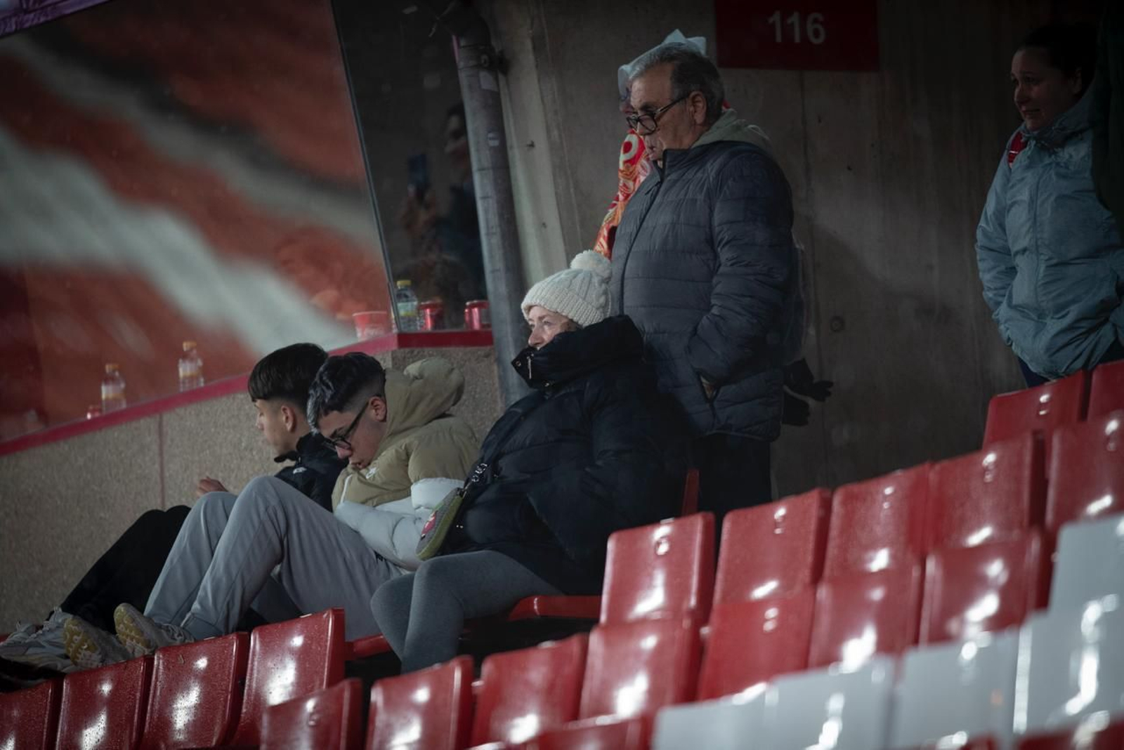 Encuéntrate en la grada de Los Cármenes durante el Granada-Albacete