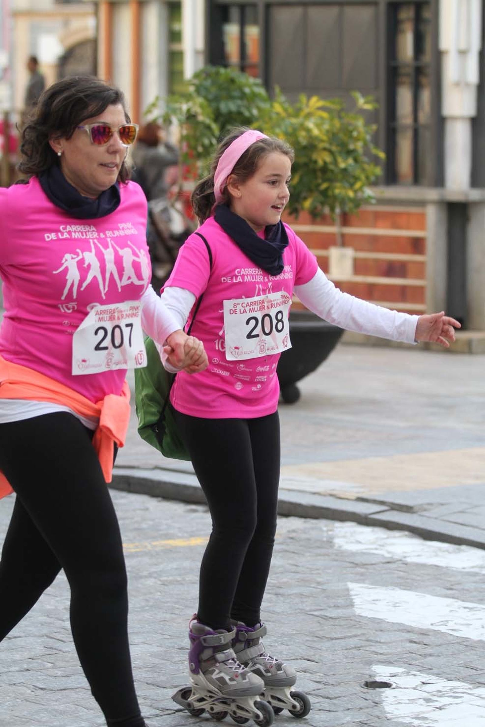 Imágenes de la Carrera contra el cáncer de mama de Huelva.