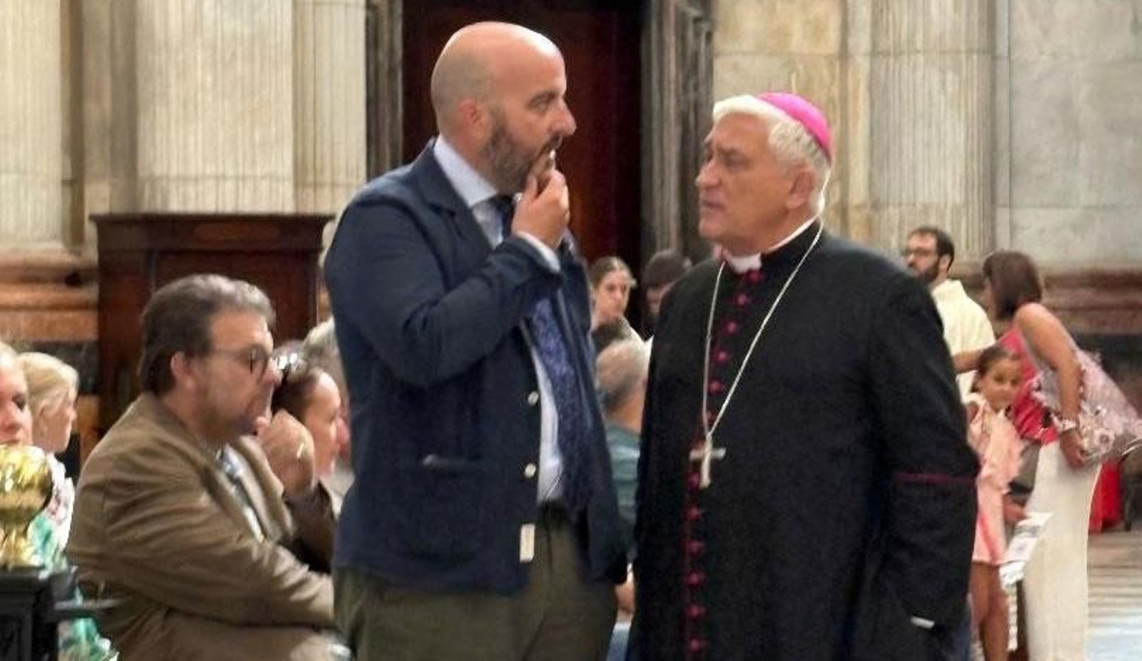 Pablo Durio con el obispo de Cádiz antes de comenzar la misa.