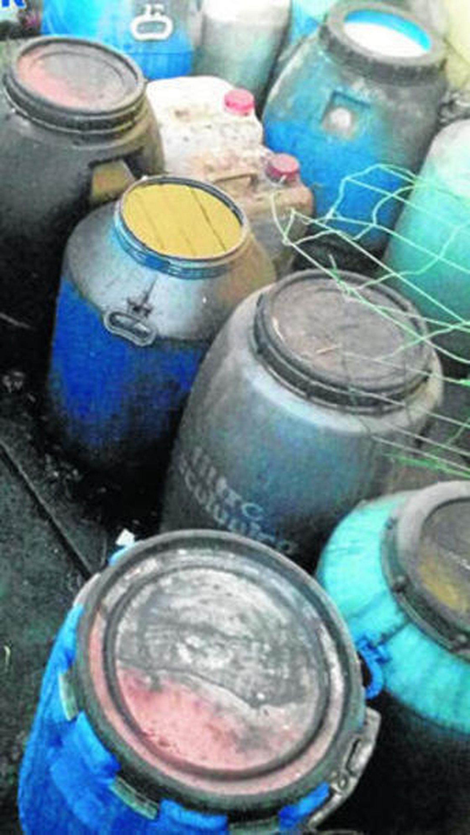 Garrafas incautadas por la Policía durante la operación.