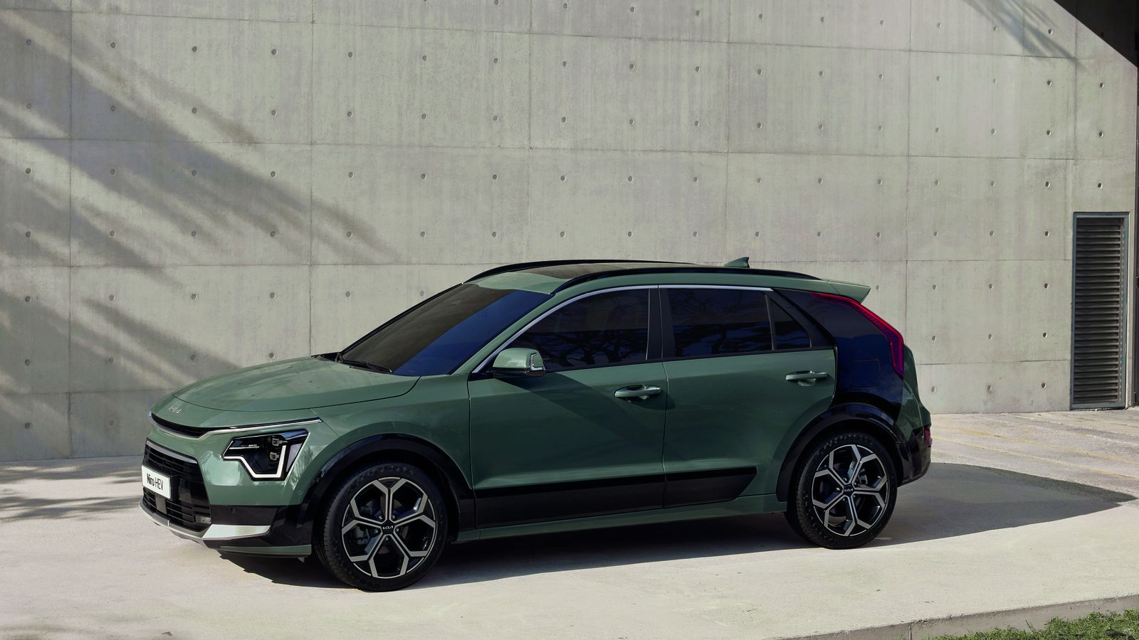 Uno de los elementos más característicos del nuevo Niro es el pilar C: su cubierta de plástico puede estar pintada en tres colores -gris oscuro, claro o naranja- y entre ella y la carrocería fluye el aire. Para la carrocería hay disponibles otros nueve colores.