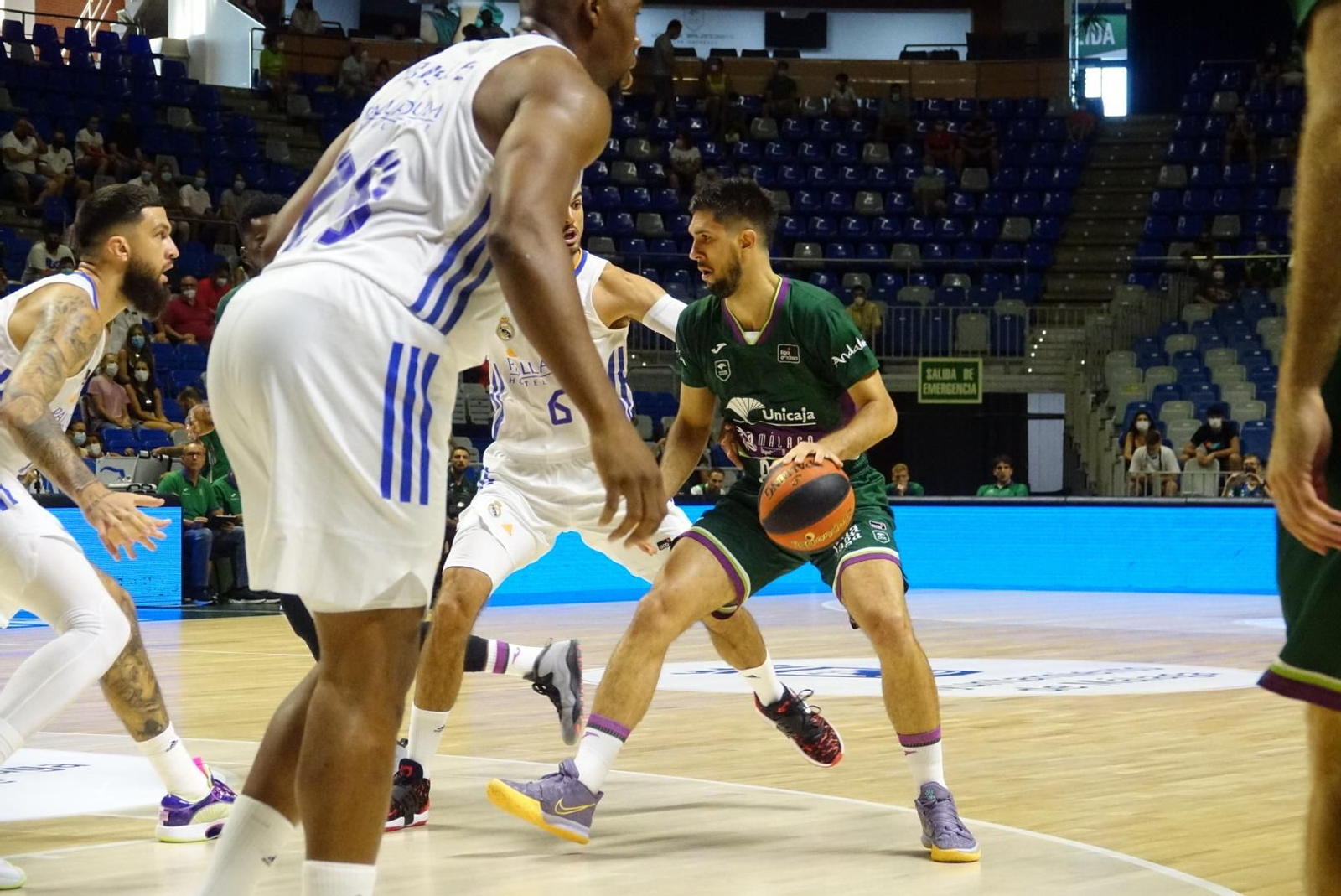 Bouteille bota el balón en el Carpena frente al Real Madrid.