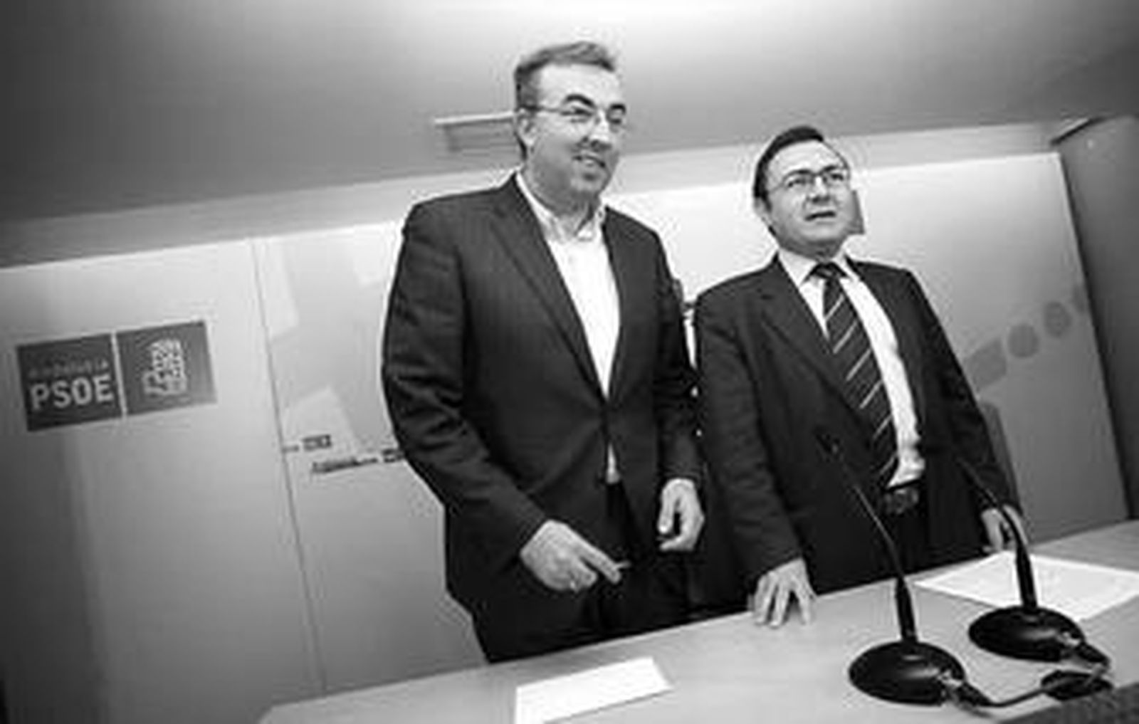 El alcalde, David Valadez, y el secretario del PSOE, Miguel Ángel Heredia, ayer.