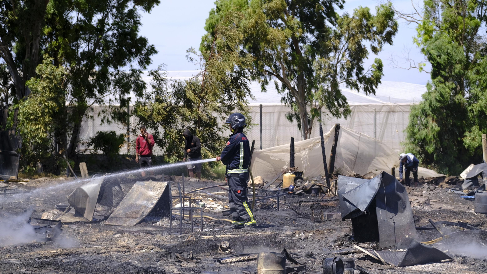 Fotogalería incendio asentamiento de chabolas en Atochares-Níjar (Almería)
