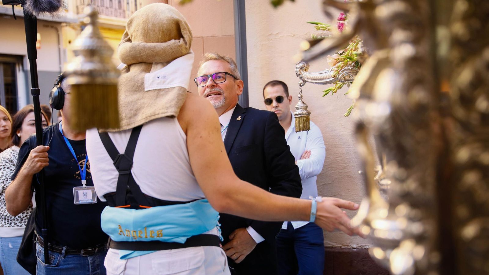 Vea la salida de la Hermandad de Los Ángeles de la Catedral de Almería