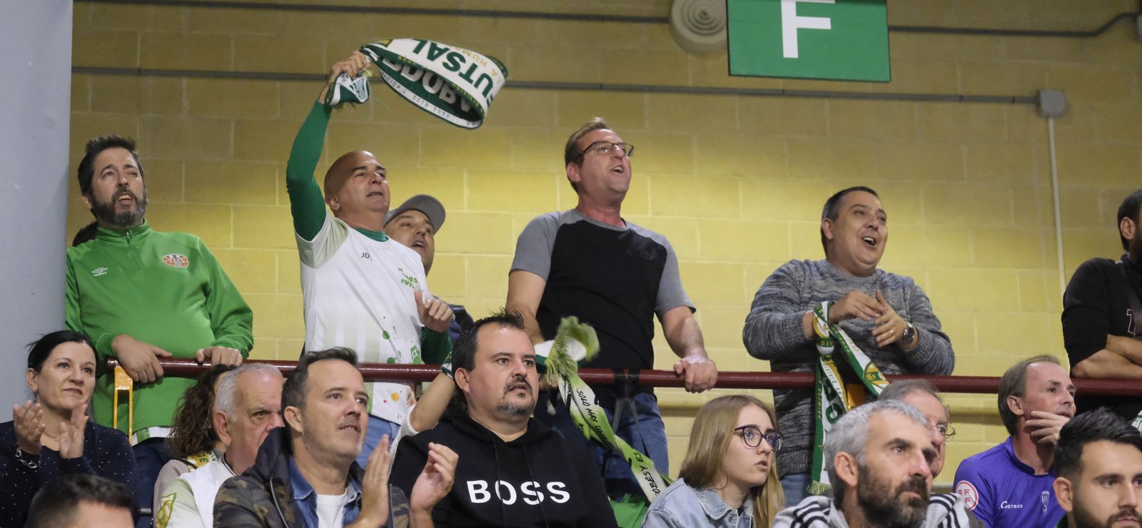 Varios seguidores cordobesistas, en las gradas de Vista Alegre.