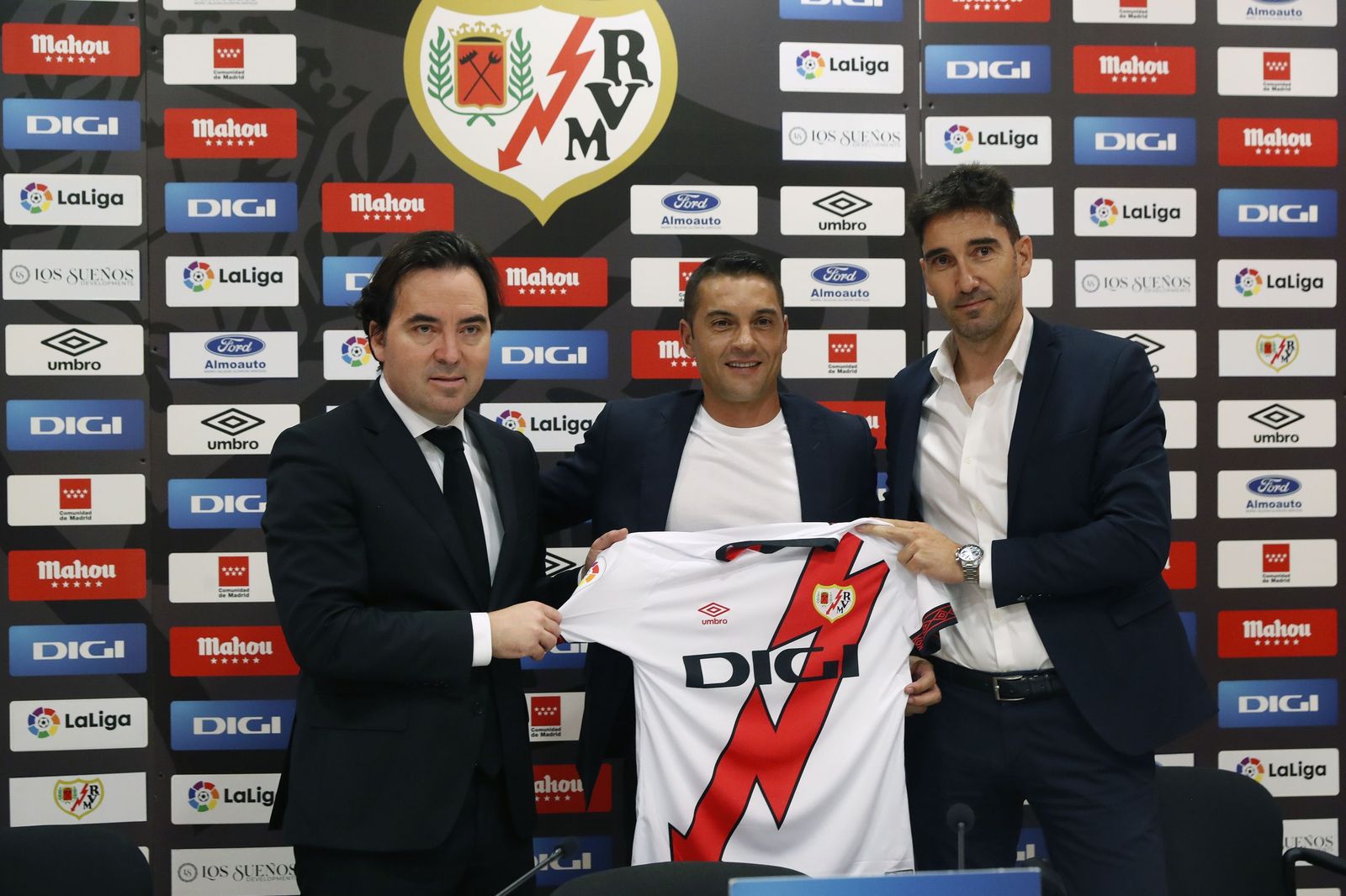 Francisco, junto a Martín Presa y Cobeño en su presentación como nuevo técnico rayista