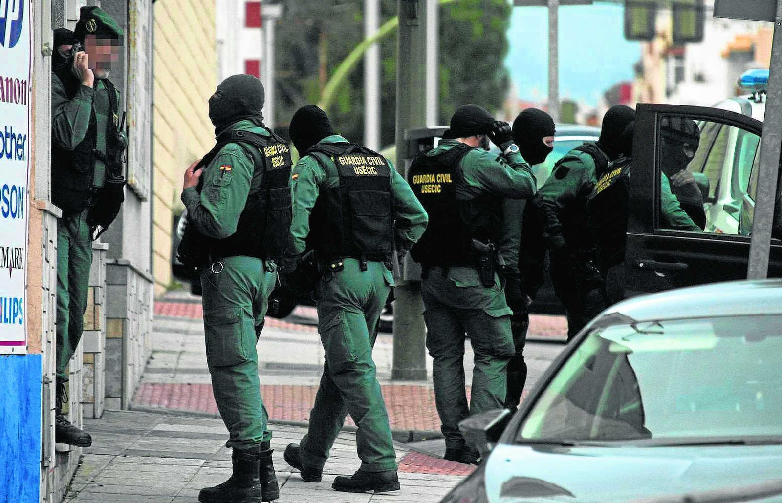 Agentes de la Guardia Civil durante una operación contra el narcotráfico en Algeciras.
