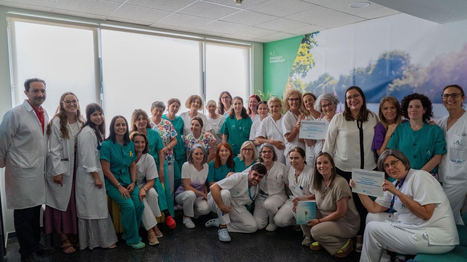 Foto de familia del equipo de Oncología con los diplomas que acreditan los recientes galarodnes conseguidos por el hospital Juan Ramón Jiménez. Foto de familia del equipo de Oncología con los diplomas que acreditan los recientes galarodnes conseguidos por el hospital Juan Ramón Jiménez.