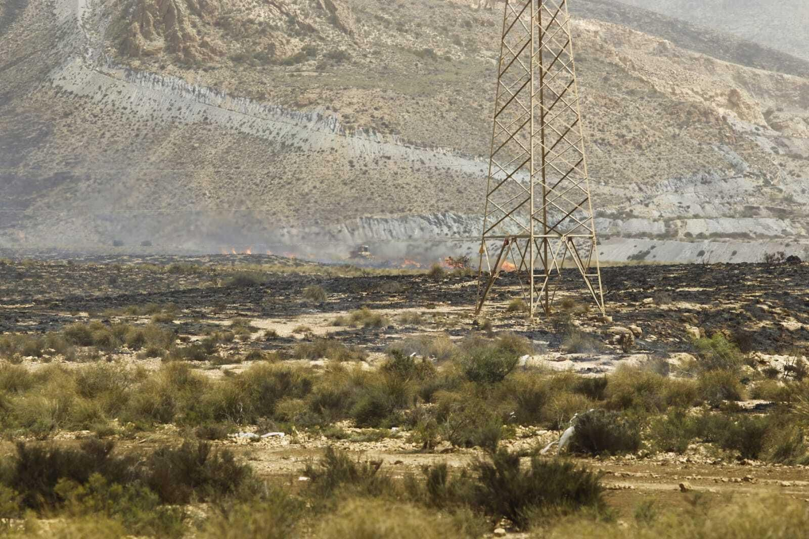 Imágenes del primer gran incendio en Almería a las puertas del verano