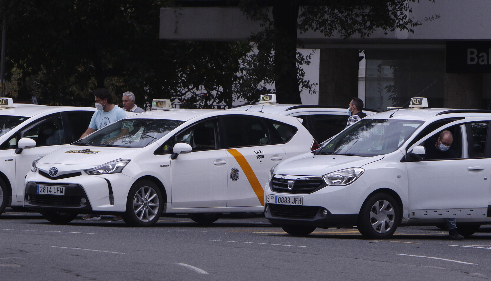 Taxis en una parada en la capital sevillana.