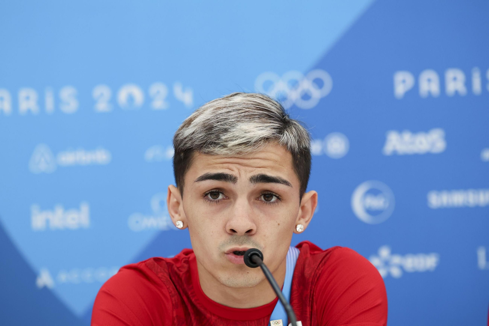 Rafa Lozano júnior atiende a los medios de comunicación en París.