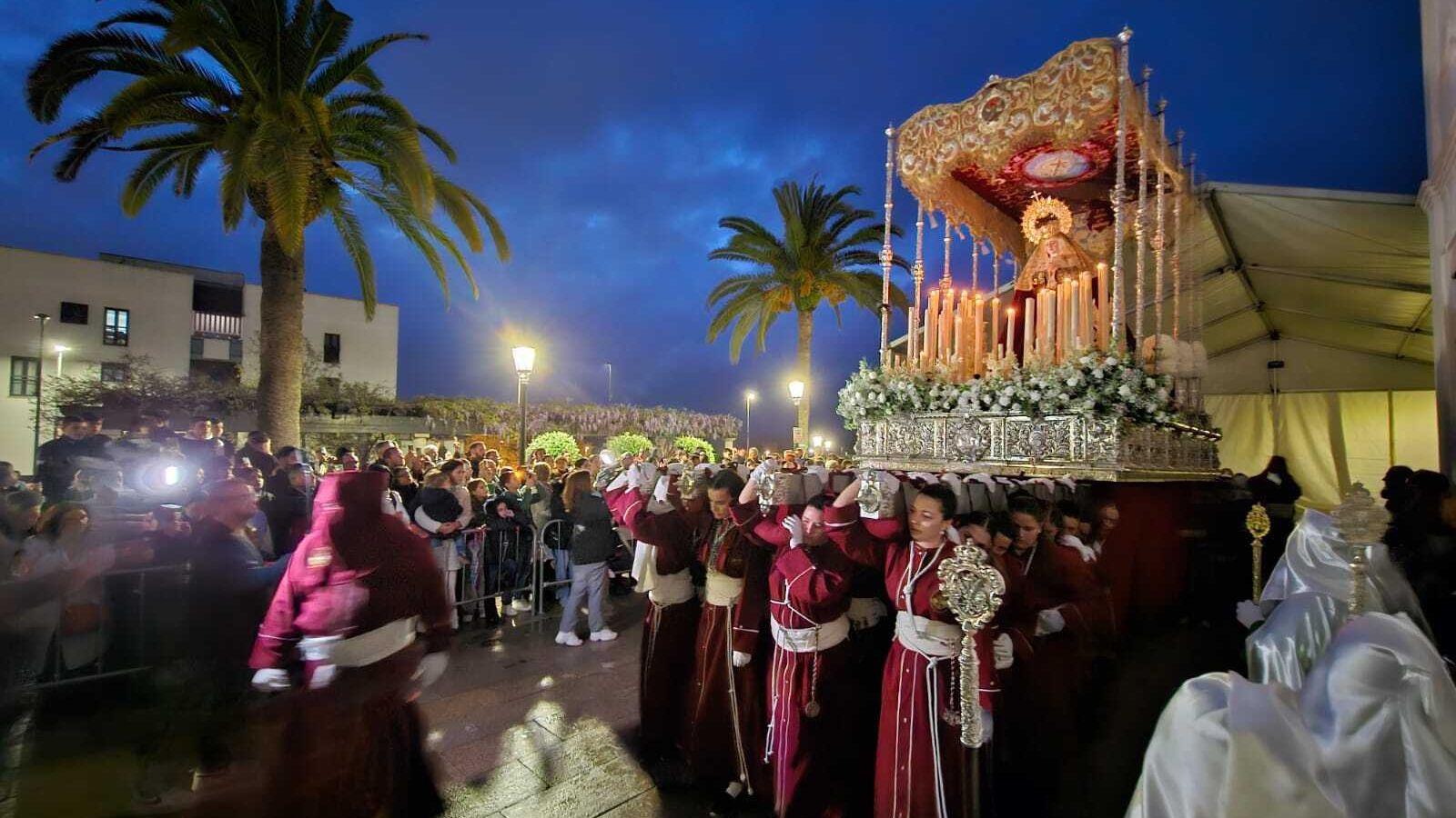 La Virgen del Mayor Dolor sale de la carpa junto a la Ermita de San Roque.